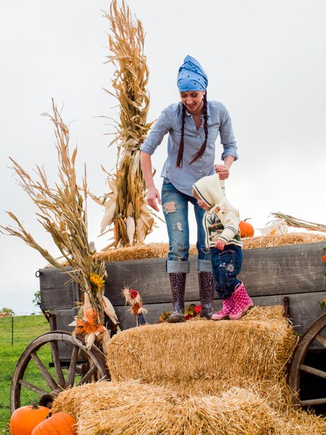 Petit bambin avec sa maman à la ferme.