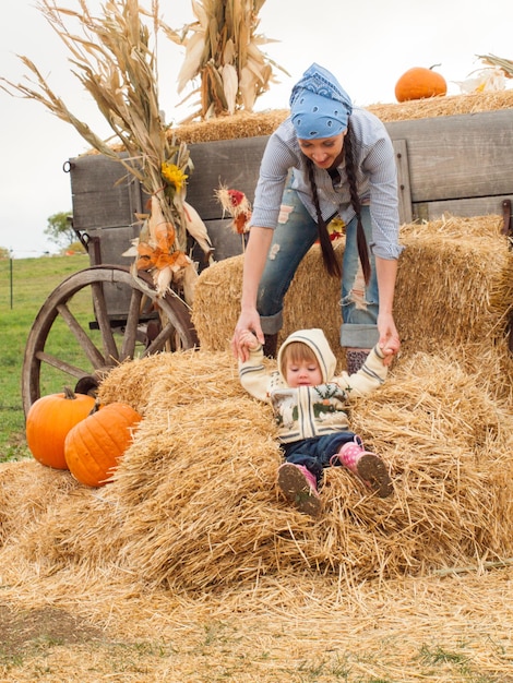 Petit bambin avec sa maman à la ferme.