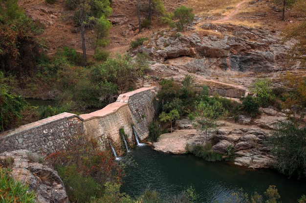 Petit barrage dans la montagne