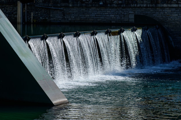 petit barrage dans un pays du nord de l'Italie