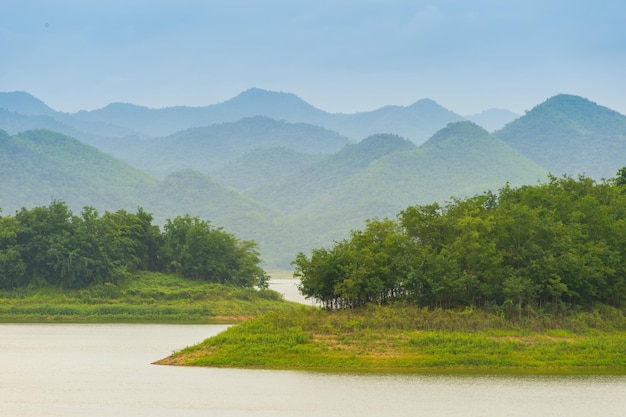 Photo petit barrage de réservoir dans la forêt et la montagne en thaïlande.