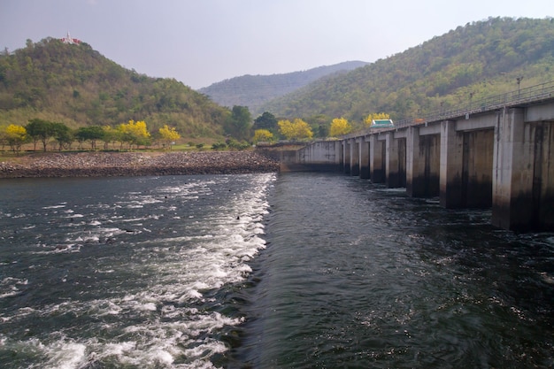 Photo un petit barrage séparant la rivière ping