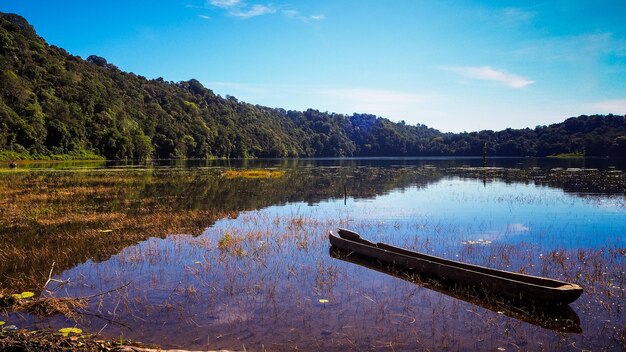 Petit bateau en bois dans le lac Danau Tamblingan près de Munduk à Bali