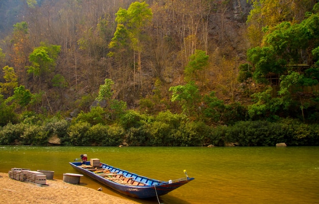 Un petit bateau en bois Flottant sur la surface de l&#39;eau Dans l&#39;attraction touristique.