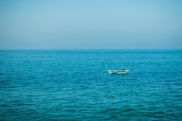 Un petit bateau dans l'océan calme de la mer