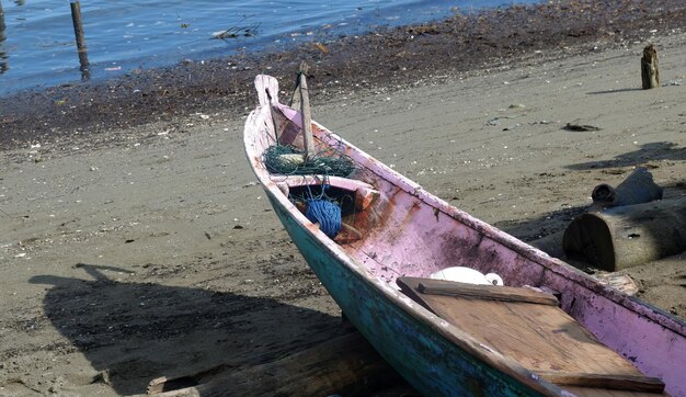 Petit bateau garé sur la plage