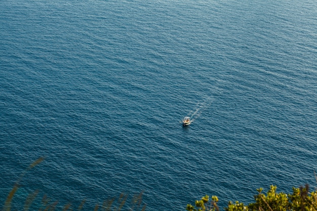 Petit Bateau à Moteur En Mer