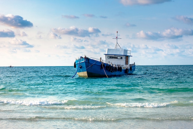 Petit bateau de pêche dans la mer