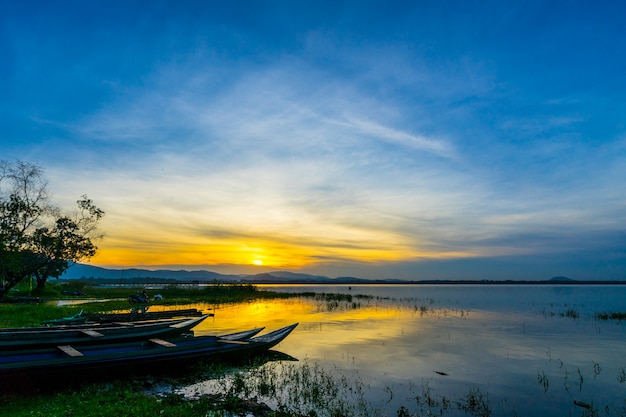 Petit bateau de pêche à l&#39;intérieur du réservoir de Bang Phra au lever du soleil, Sriracha, Chonburi, Thaïlande