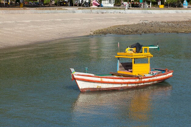 Petit bateau de pêche.