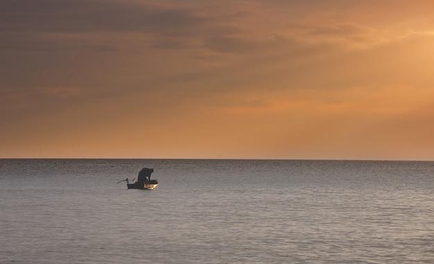 Petit Bateau De Pêcheur Dans La Mer.