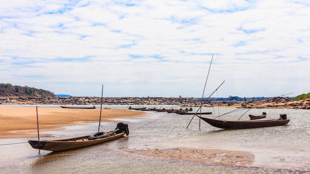 Petit bateau de pêcheur dans la rivière