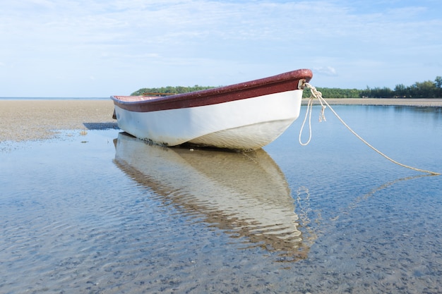 petit bateau sur la plage