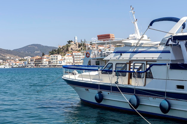 Un petit bateau de plaisance blanc amarré près du rivage libre