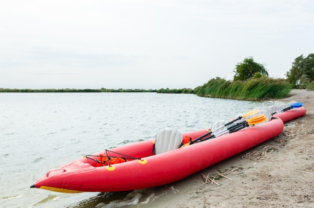 Petit bateau pour le kayak et l'aviron à rames