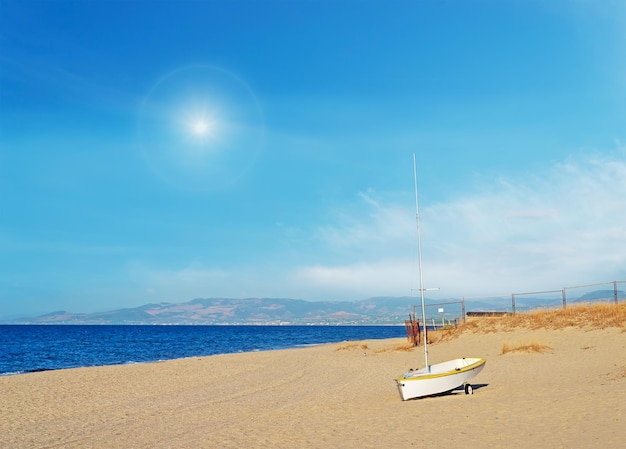 Petit bateau sur le sable