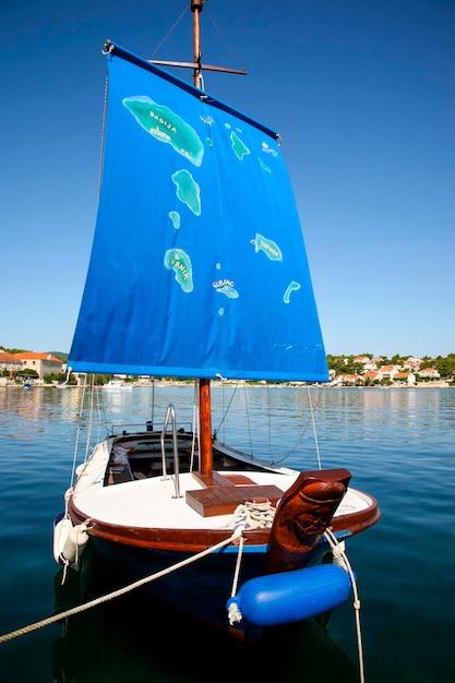 Petit bateau touristique en bois à Korcula