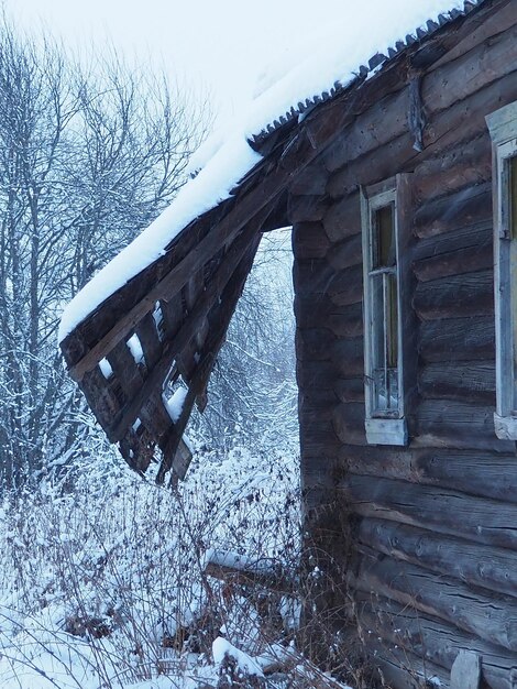 Photo un petit bâtiment en bois avec de la neige sur le toit