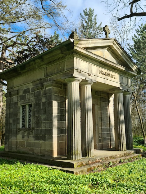 Un petit bâtiment avec le mot « urquhart » sur le devant.