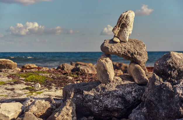 Petit bâtiment symbolique avec des roches naturelles sur la plage de Puerto AVenturas au Mexique