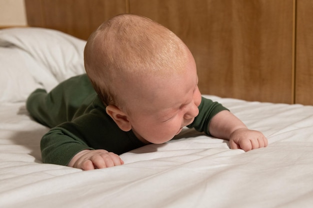 petit bébé apprend à ramper