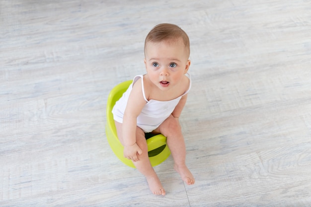 Petit bébé assis sur un pot, toilettes pour bébé, place pour le texte