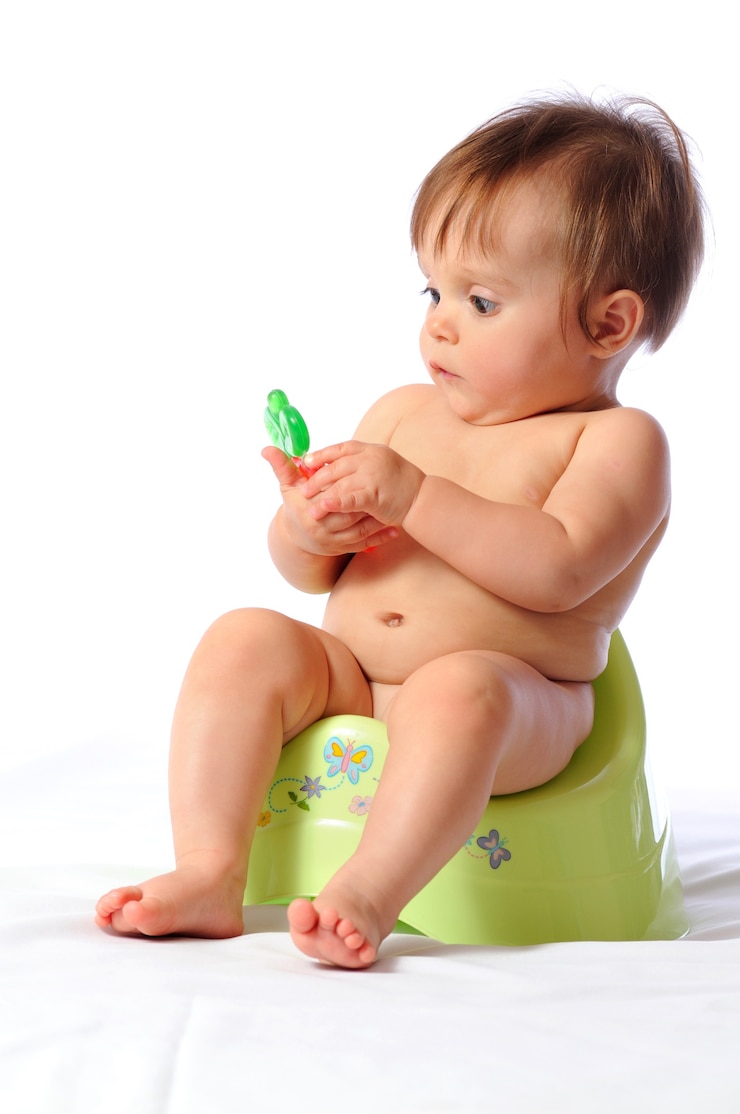 Photo petit bébé assis sur pot