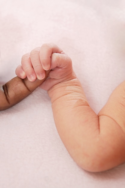 Petit bébé, caucasien, main, africaine, doigt