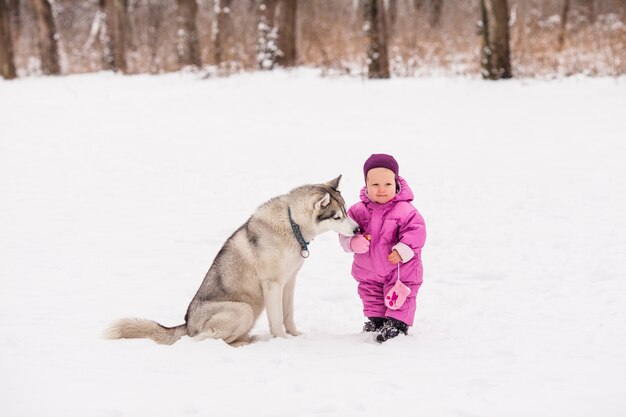 Petit bébé avec chien Husky