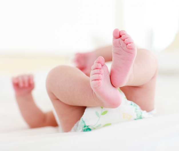 Petit bébé couché dans son lit