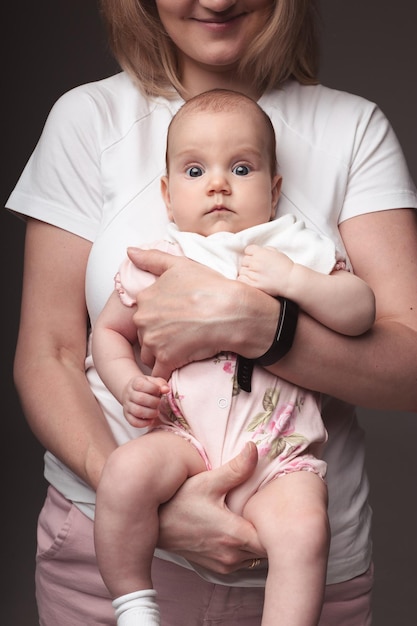 Petit bébé dans les bras des mamans