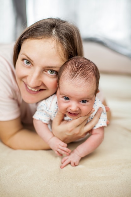 Petit Bébé Entre Les Mains De La Mère. Maternité.