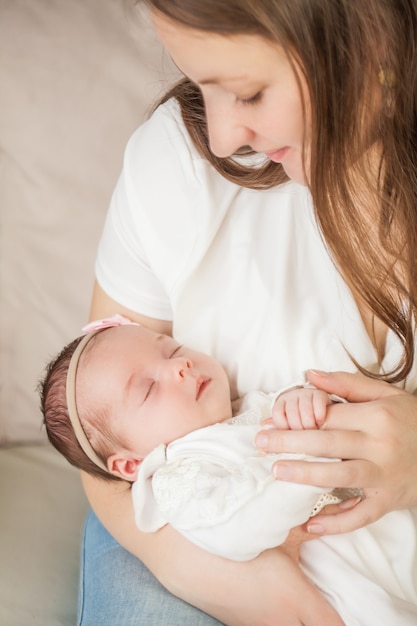 Petit bébé entre les mains de la mère. Maternité.