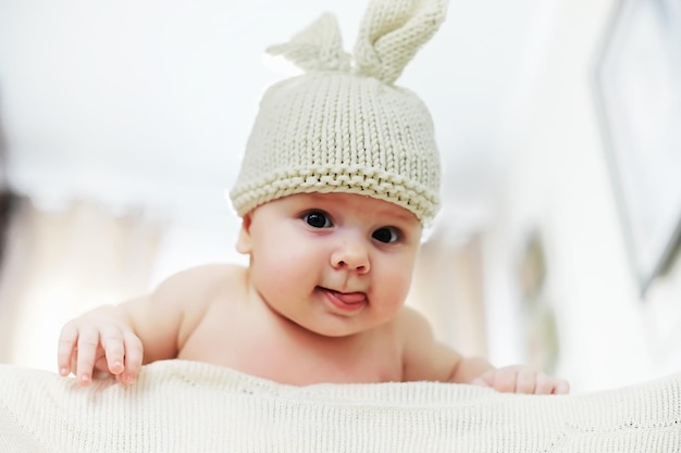 Le petit bébé est allongé sur le berceau. Nouveau-né.