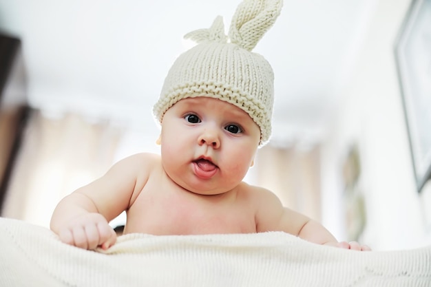 Le petit bébé est allongé sur le berceau