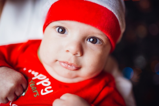 Le petit bébé est allongé sur le lit