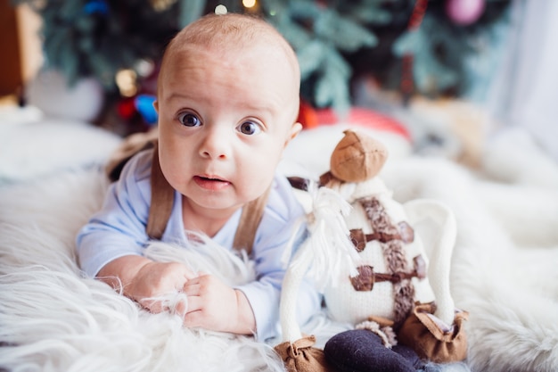 Le petit bébé est allongé sur le sol