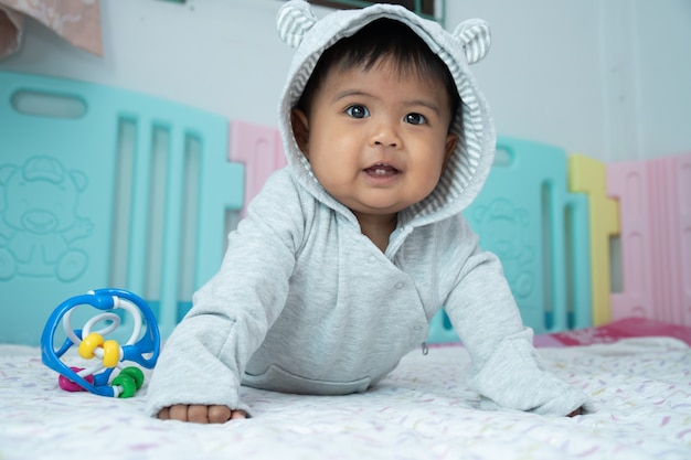 Photo petit bébé garçon couché sur une couverture douce