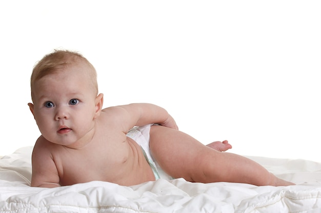 Petit bébé isolé sur blanc