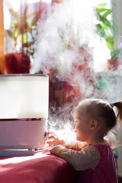 Petit bébé jouant avec l'humidificateur