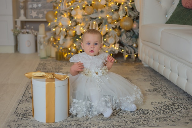 Petit bébé mignon avec boîte-cadeau de Noël