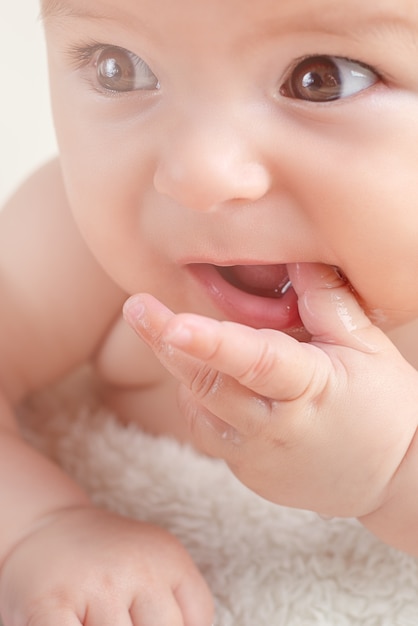 Petit bébé mignon nouveau-né dentition