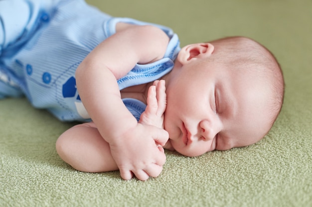 Petit bébé nouveau-né est allongé sur le canapé. Bébé