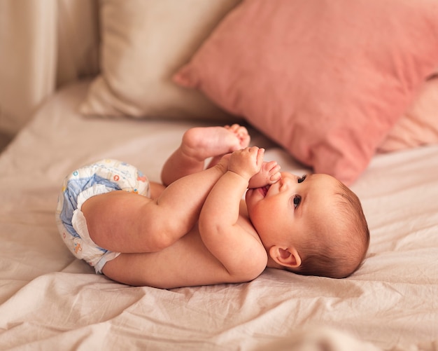 Photo petit bébé nouveau-né étant enjoué