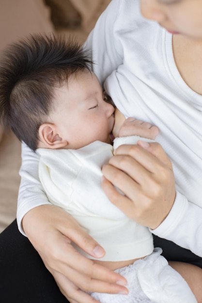Photo un petit bébé qui mange du lait maternel.