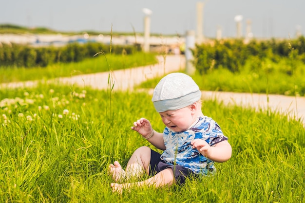 Un petit bébé qui pleure, concept de crise de colère