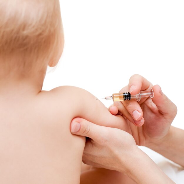 Petit bébé recevoir une injection