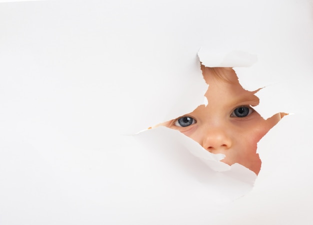 Petit bébé à la recherche d'un trou