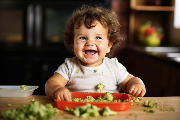 Petit bébé souriant en mangeantPetit bébé souriant en mangeant