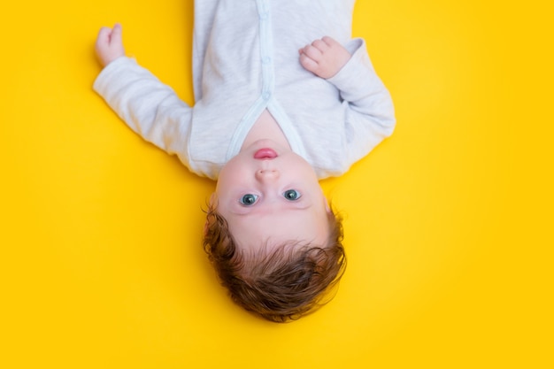 Petit bébé en vêtements blancs